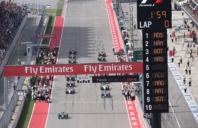 Gambar Foto Tampak Nico Rosberg Memimpin di Awal Balapan