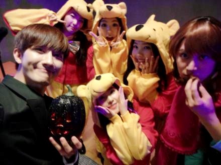 Gambar Foto Zhou Mi dan Heechul Seru Bareng Red Velvet di Pesta Halloween SM Entertainment