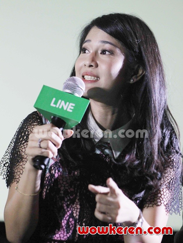 Gambar Foto Dian Sastro di Jumpa Pers Line Find Alumni