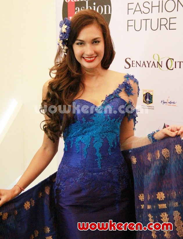 Gambar Foto Nadine Chandrawinata Hadiri Jakarta Fashion Week