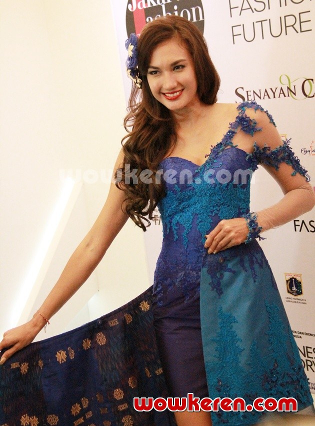 Gambar Foto Nadine Chandrawinata Hadiri Jakarta Fashion Week