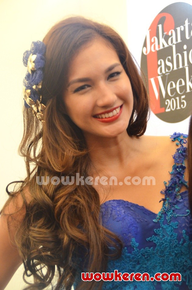 Gambar Foto Nadine Chandrawinata Hadiri Jakarta Fashion Week
