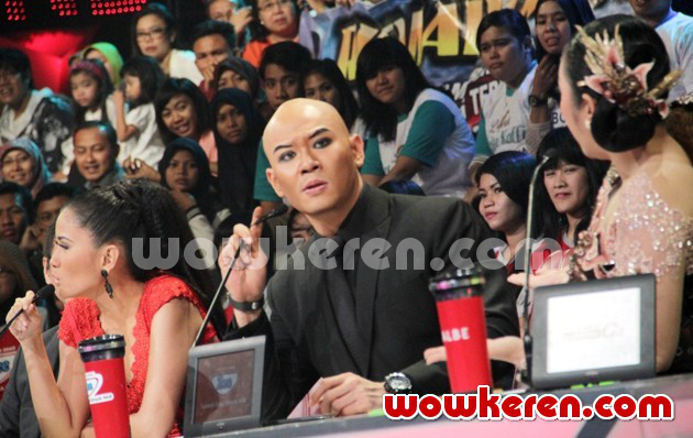 Gambar Foto Deddy Corbuzier Menjadi Juri Grand Final 'Indonesia Mencari Bakat' 2014