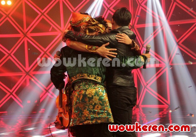 Gambar Foto Para Grand Finalis Berpelukan Bersama