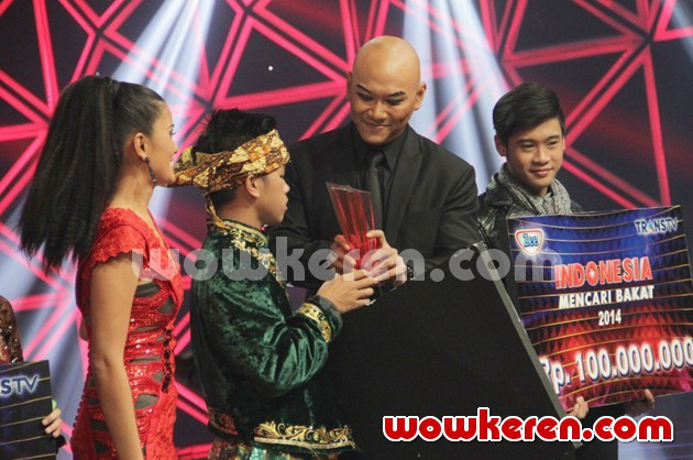Gambar Foto Deddy Corbuzier Serahkan Trofi pada Rismawanda