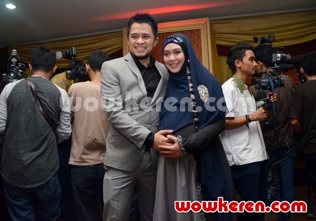 Gambar Foto Oki Setiana Dewi Ditemani oleh Suami