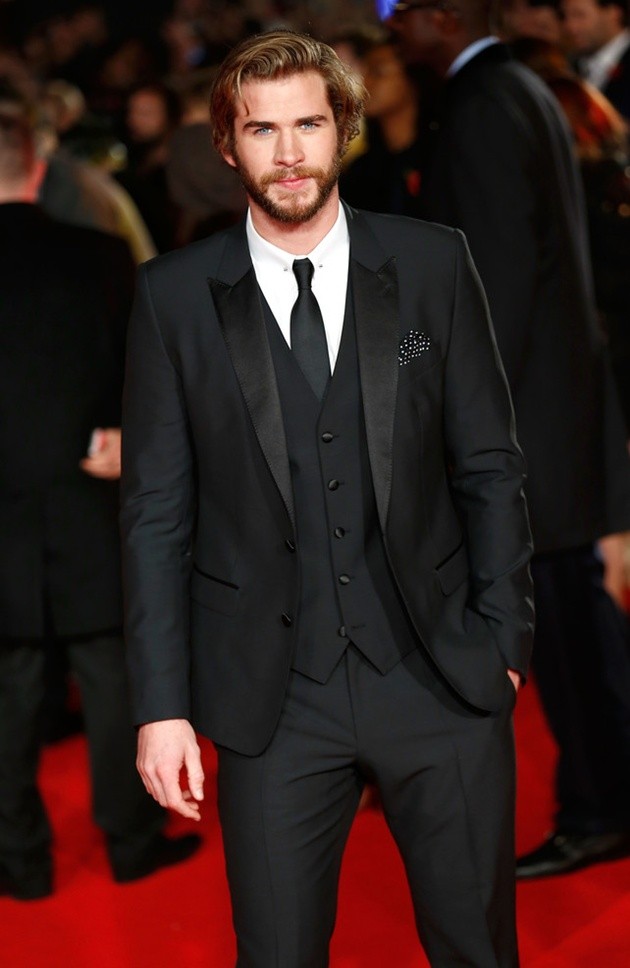 Gambar Foto Liam Hemsworth dengan Setelan Serba Hitam