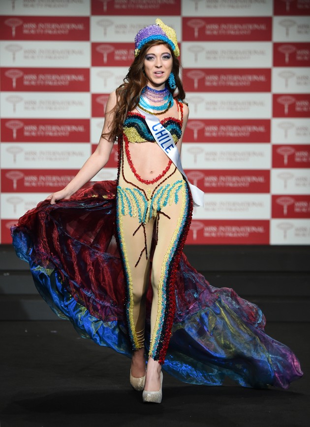 Gambar Foto Miss Chili Tania Dahuabe Saat Sesi Kostum Nasional