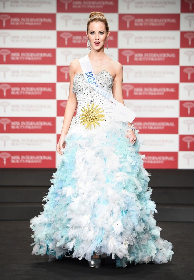 Foto Miss Argentina Josefina Herrero Saat Sesi Kostum Nasional. 