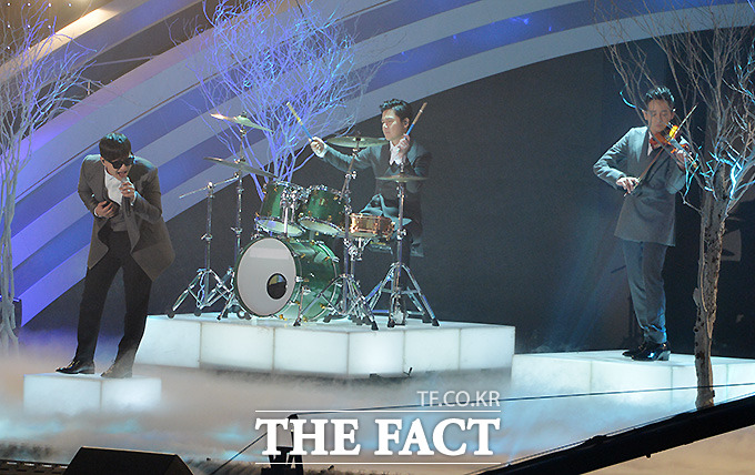 Gambar Foto MC the Max Saat Tampil di MelOn Music Awards 2014