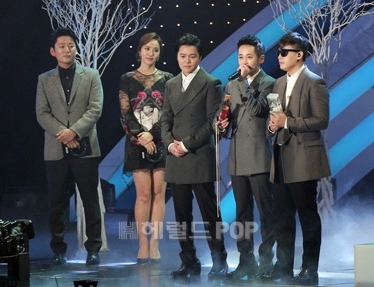 Gambar Foto MC the Max Raih Piala Ballad Song of the Year