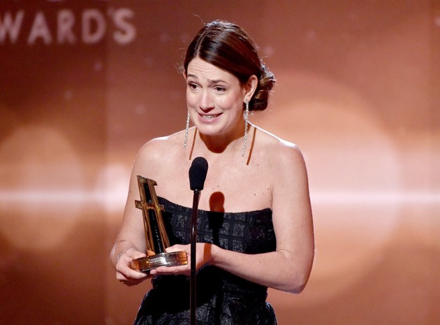 Gambar Foto Gillian Flynn Raih Piala Hollywood Screenwriter Award