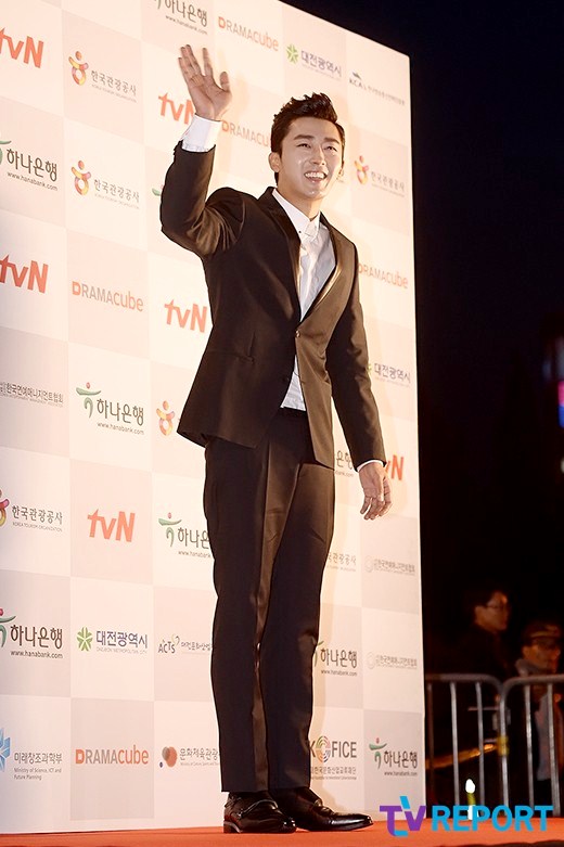 Gambar Foto Son Ho Joon di Red Carpet APAN Star Awards 2014