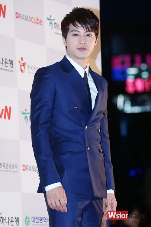 Gambar Foto Kim Ji Hoon di Red Carpet APAN Star Awards 2014