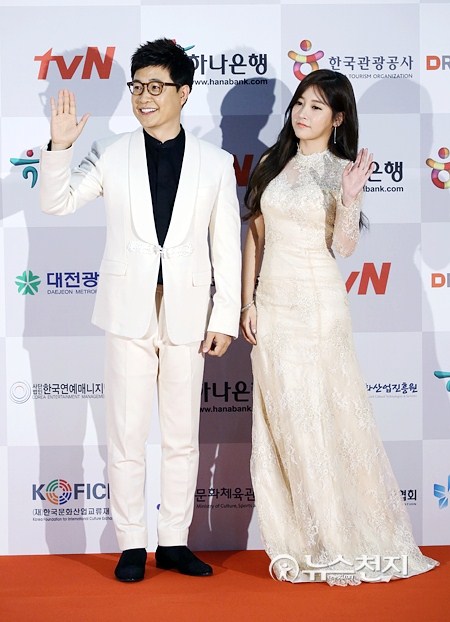 Gambar Foto Kim Sung Joo dan Soyeon T-ara di Red Carpet APAN Star Awards 2014