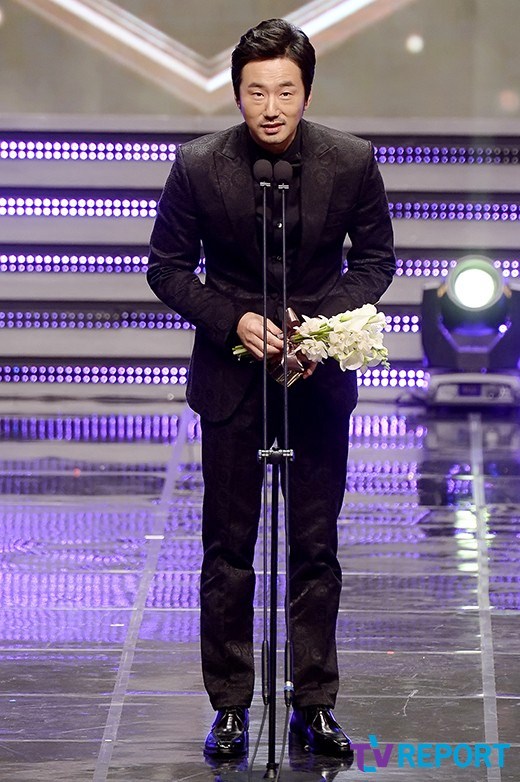 Gambar Foto Ryu Seung Soo Raih Piala Male Supporting Actor Award