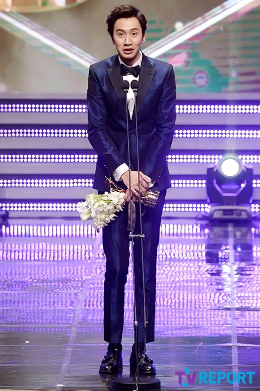 Gambar Foto Lee Kwang Soo Raih Piala Popular Star Award