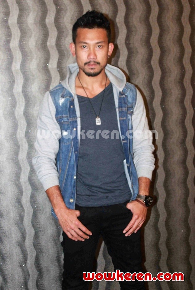 Gambar Foto Denny Sumargo di Press Conference Film 'Danau Hitam'