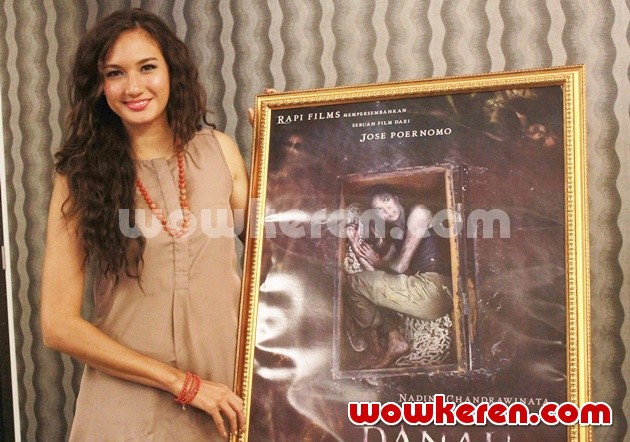 Gambar Foto Nadine Chandrawinata di Press Conference Film 'Danau Hitam'
