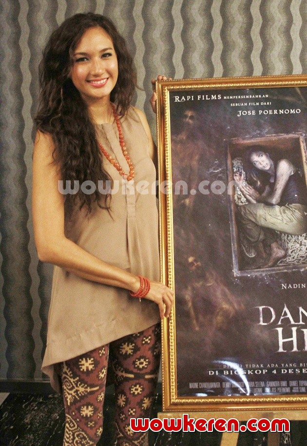 Gambar Foto Nadine Chandrawinata di Press Conference Film 'Danau Hitam'