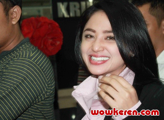 Gambar Foto Dewi Persik Menjalani Pemeriksaan di Polda Metro Jaya