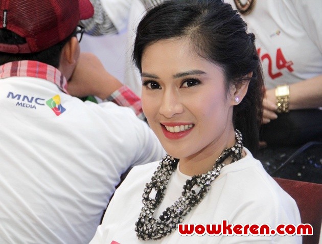 Gambar Foto Dian Sastro Hadiri Gala Premier '7/24'
