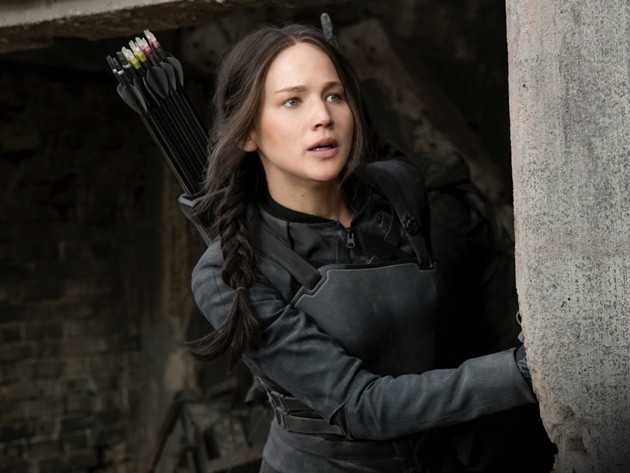 Gambar Foto Katniss Everdeen Dijadikan Simbol Pemberontakan oleh 12 Distrik yang Melawan Capitol