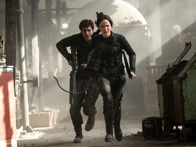 Gambar Foto Gale dan Katniss di Film 'The Hunger Games: Mockingjay, Part 1'
