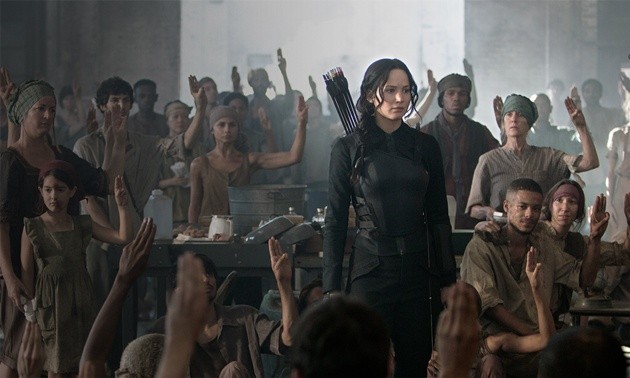 Gambar Foto Katniss Everdeen Didukung oleh Rakyat Panem yang Tertindas