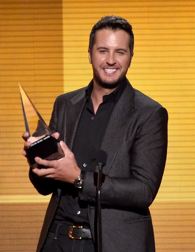 Gambar Foto Luke Bryan Raih Piala Favorite Country Male Artist