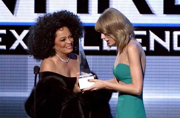 Gambar Foto Diana Ross Beri Penghargaan Dick Clark Award for Excellence kepada Taylor Swift