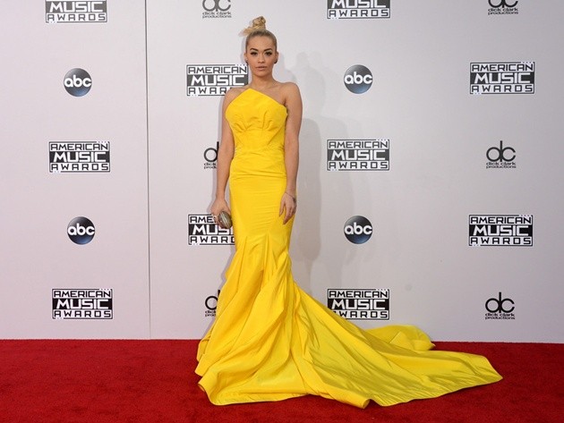 Gambar Foto Rita Ora Kenakan Gaun Kuning Menyala