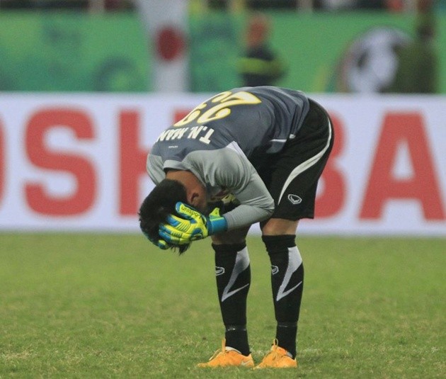 Gambar Foto Reaksi Kiper Vietnam Tran Nguyen Manh yang Gagal Menahan Gol Indonesia