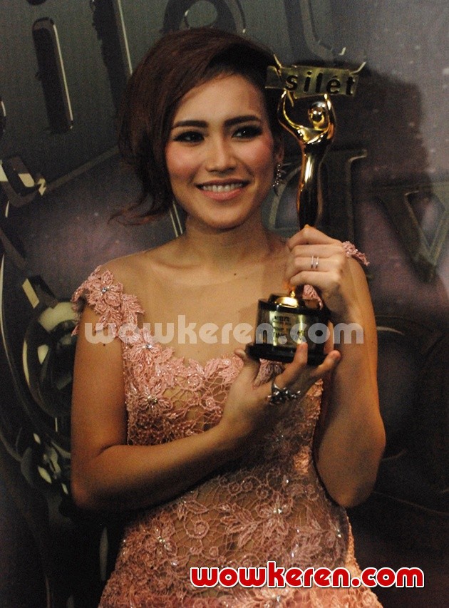 Gambar Foto Ayu Ting Ting Raih Trofi Kisah Hidup Tersilet 2014