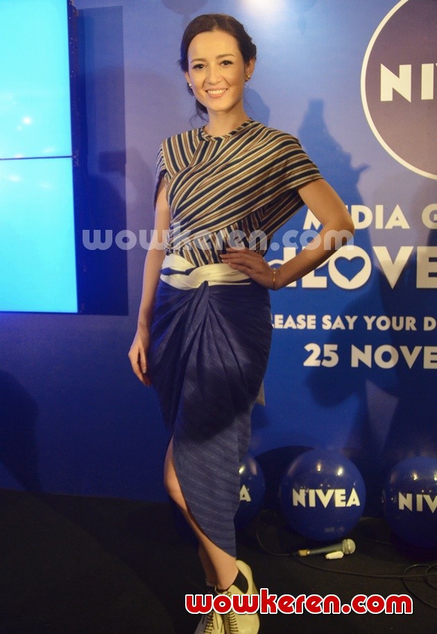 Gambar Foto Julie Estelle Ditemui dalam Kampanye Nivea 'PS I Love You, Mom'