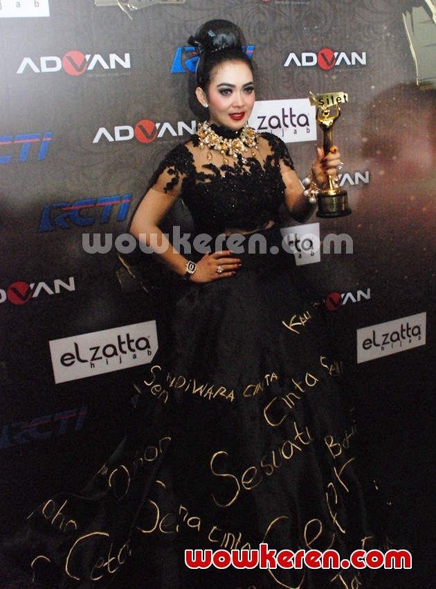 Gambar Foto Syahrini Raih Trofi Artis Fenomenal Tersilet 2014