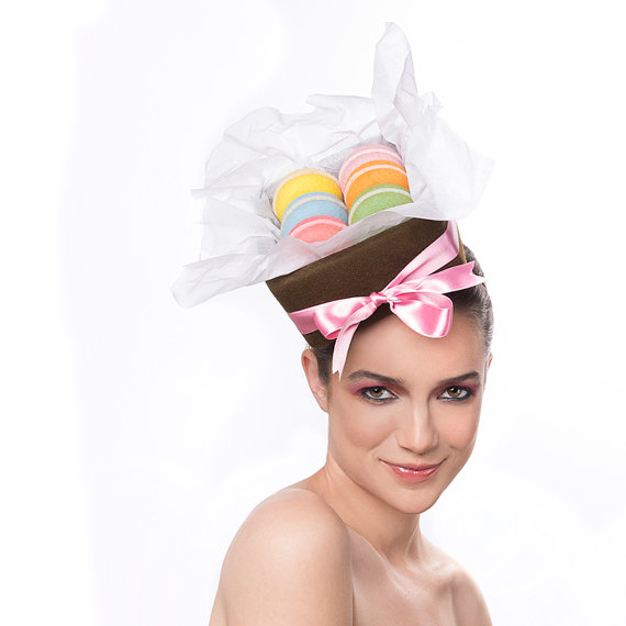 Gambar Foto Topi dengan Hiasan Sekotak Macaroon Manis