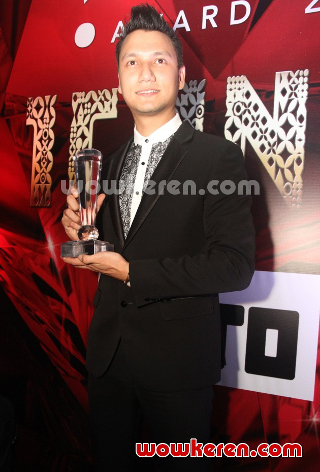Gambar Foto Christian Sugiono Raih Piala Sexiest Male Celebrity