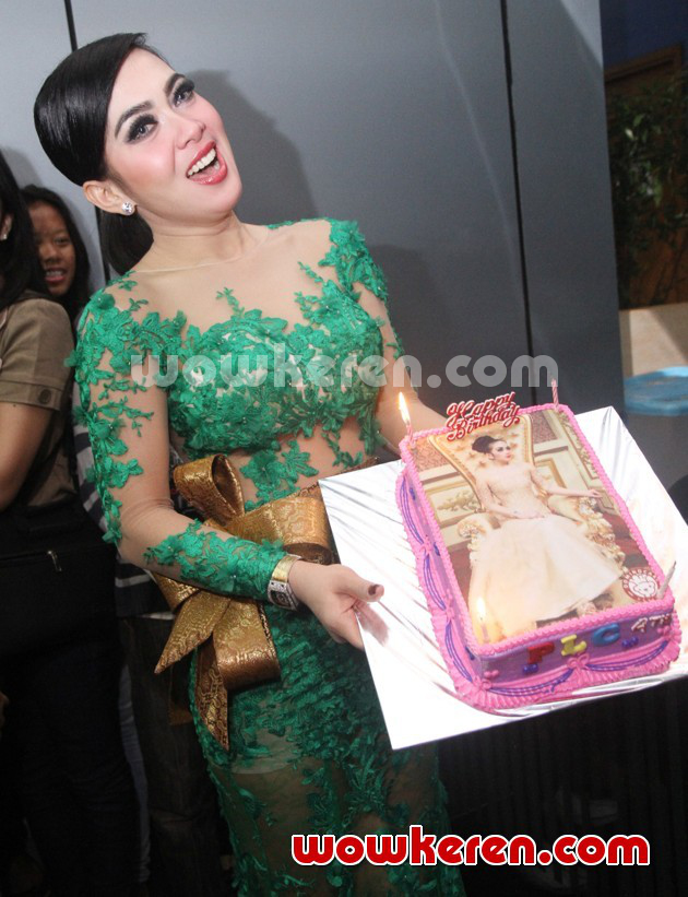 Gambar Foto Syahrini Pamerkan Kue Ulang Tahun PLC yg ke-4