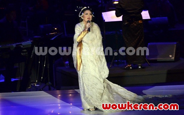 Gambar Foto Penampilan Krisdayanti di Konser 'Satu Indonesia'