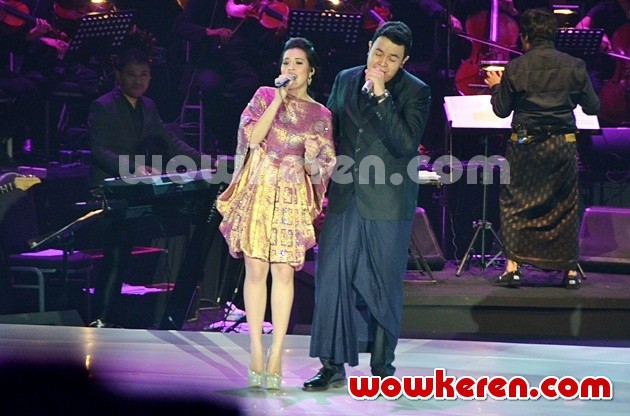Gambar Foto Duet Raisa dan Tulus di Konser 'Satu Indonesia'