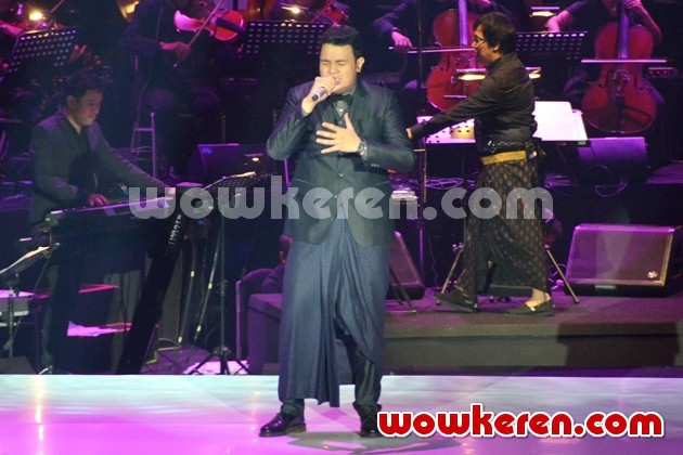 Gambar Foto Tulus Saat Tampil di Konser 'Satu Indonesia'