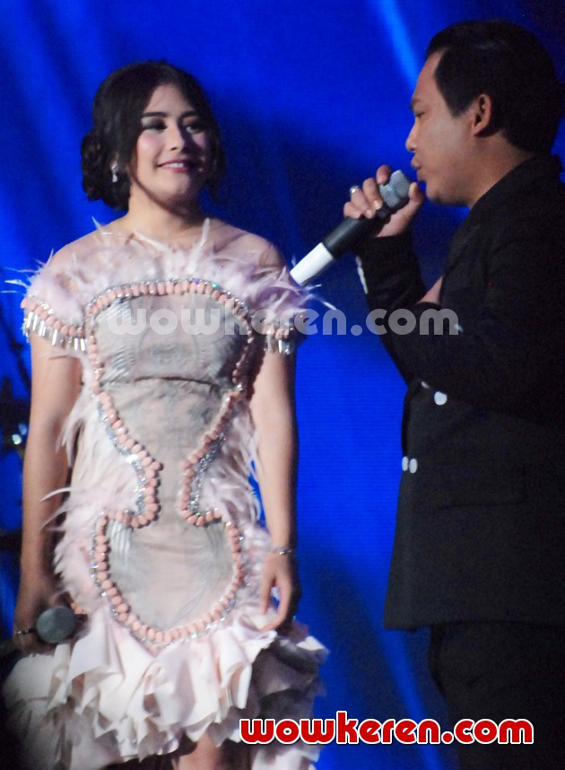 Gambar Foto Prilly Latuconsina dan Wali di SCTV Awards 2014