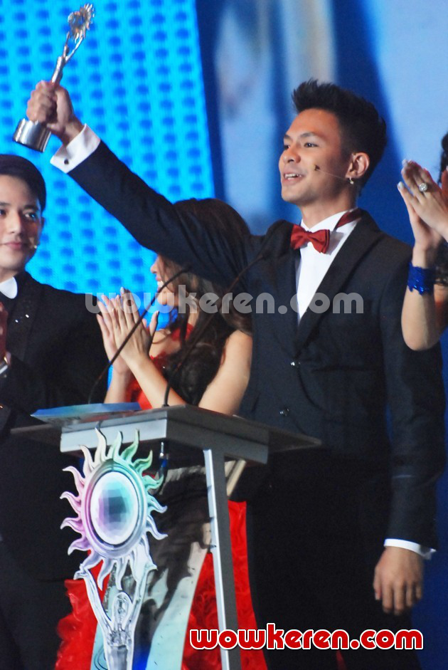 Gambar Foto Fero Walandouw Raih Piala Aktor Pendamping Paling Ngetop