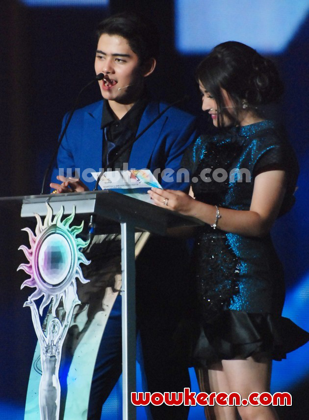 Gambar Foto Prilly Latuconsina dan Aliando Saat Bacakan Nominasi SCTV Awards 2014