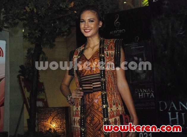 Gambar Foto Nadine Chandrawinata di Gala Premier 'Danau Hitam'