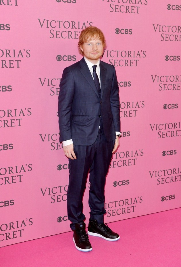 Gambar Foto Ed Sheeran di Pink Carpet Victoria's Secret Fashion Show 2014