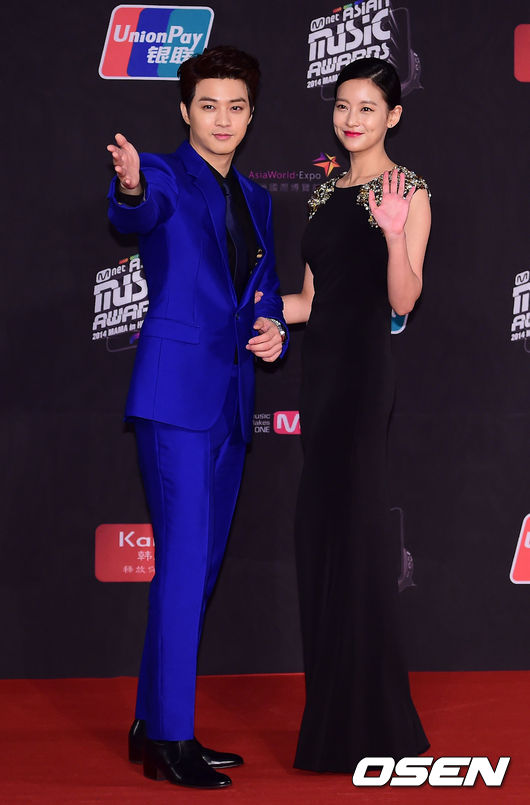 Gambar Foto Kim Ji Hoon dan Oh Yeon Seo di Red Carpet MAMA 2014