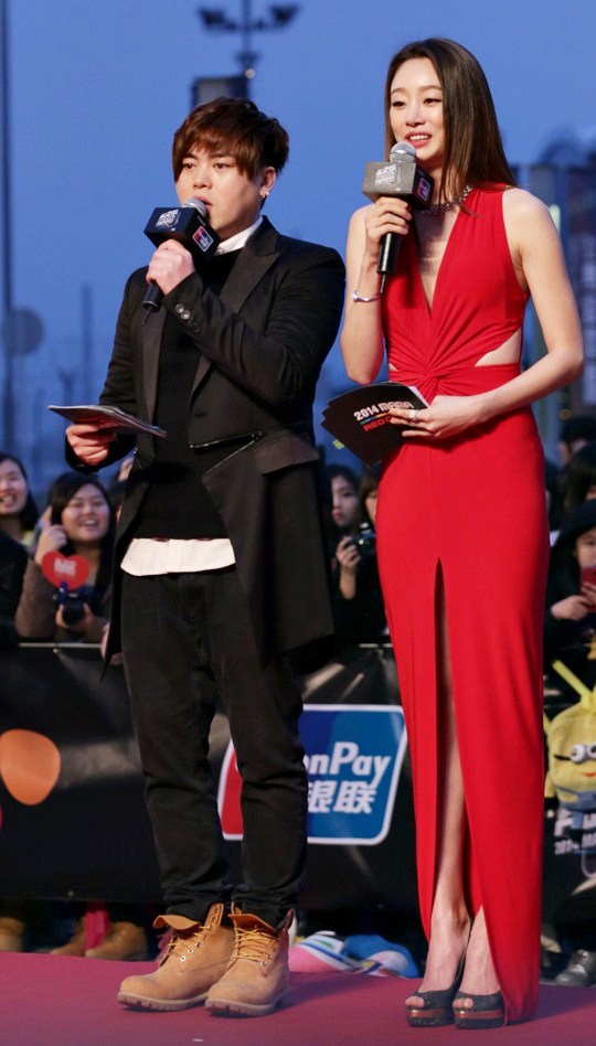 Gambar Foto Moon Hee Jun dan Choi Yeo Jin Menjadi MC Red Carpet MAMA 2014