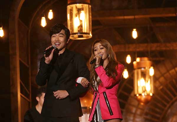 Gambar Foto Mesranya Lee Jong Hyuk dan Hyorin Sistar Nyanyikan 'Some'